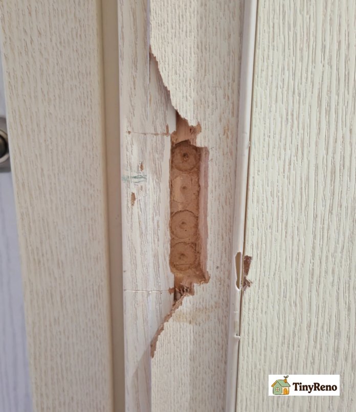 The door lock position is damaged