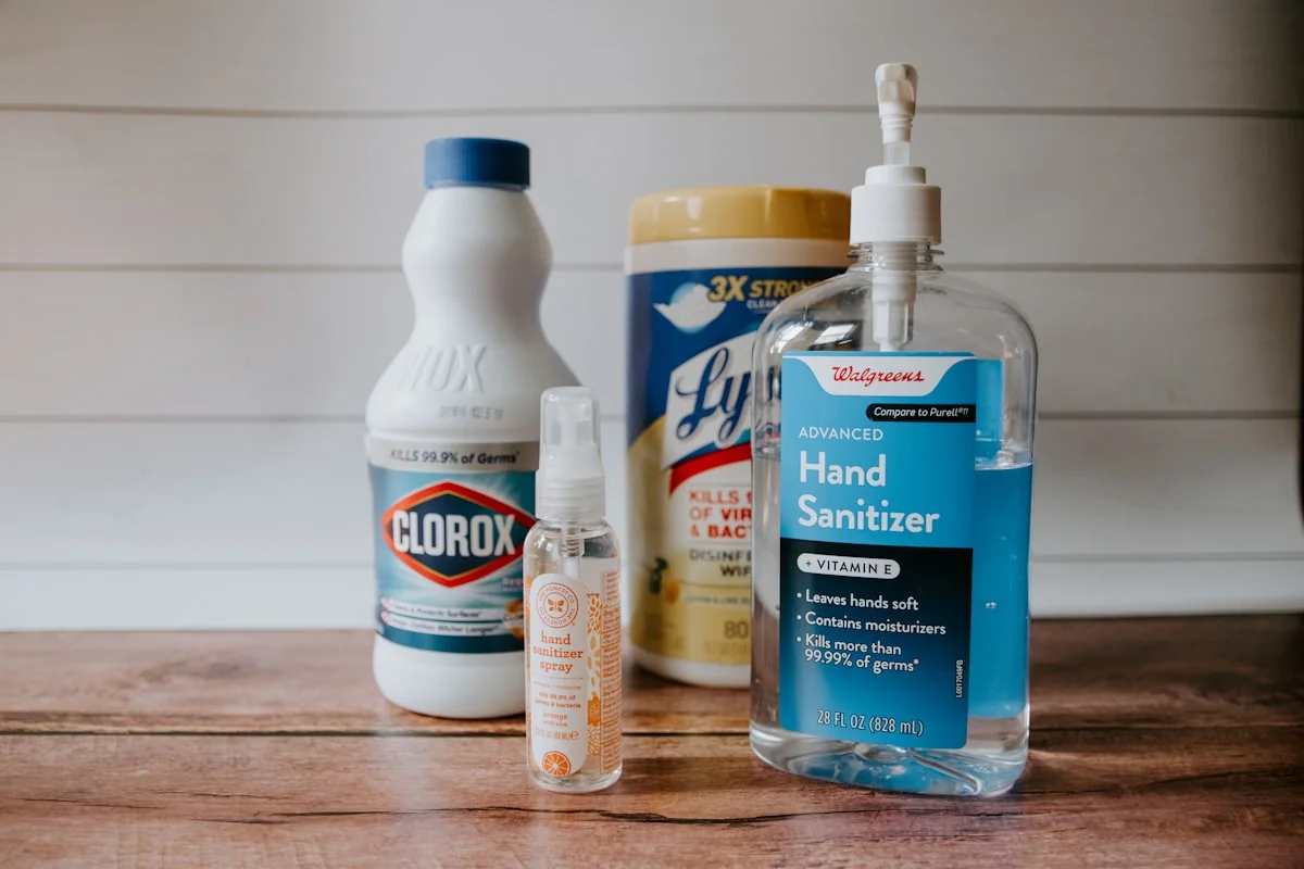 Cleaning spray and cloth for treating carpet stains