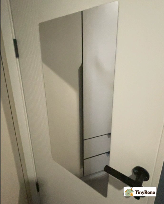 It can be easily pasted onto the door.