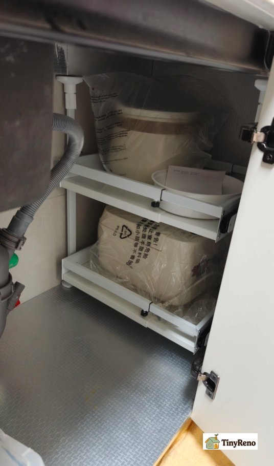The area under the sink is also clean and tidy now.