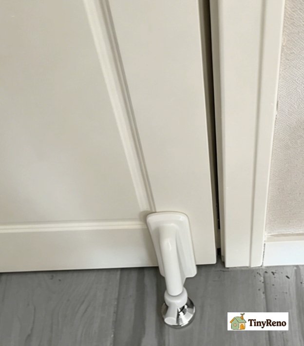 Anti-prying door device, simple and easy to install